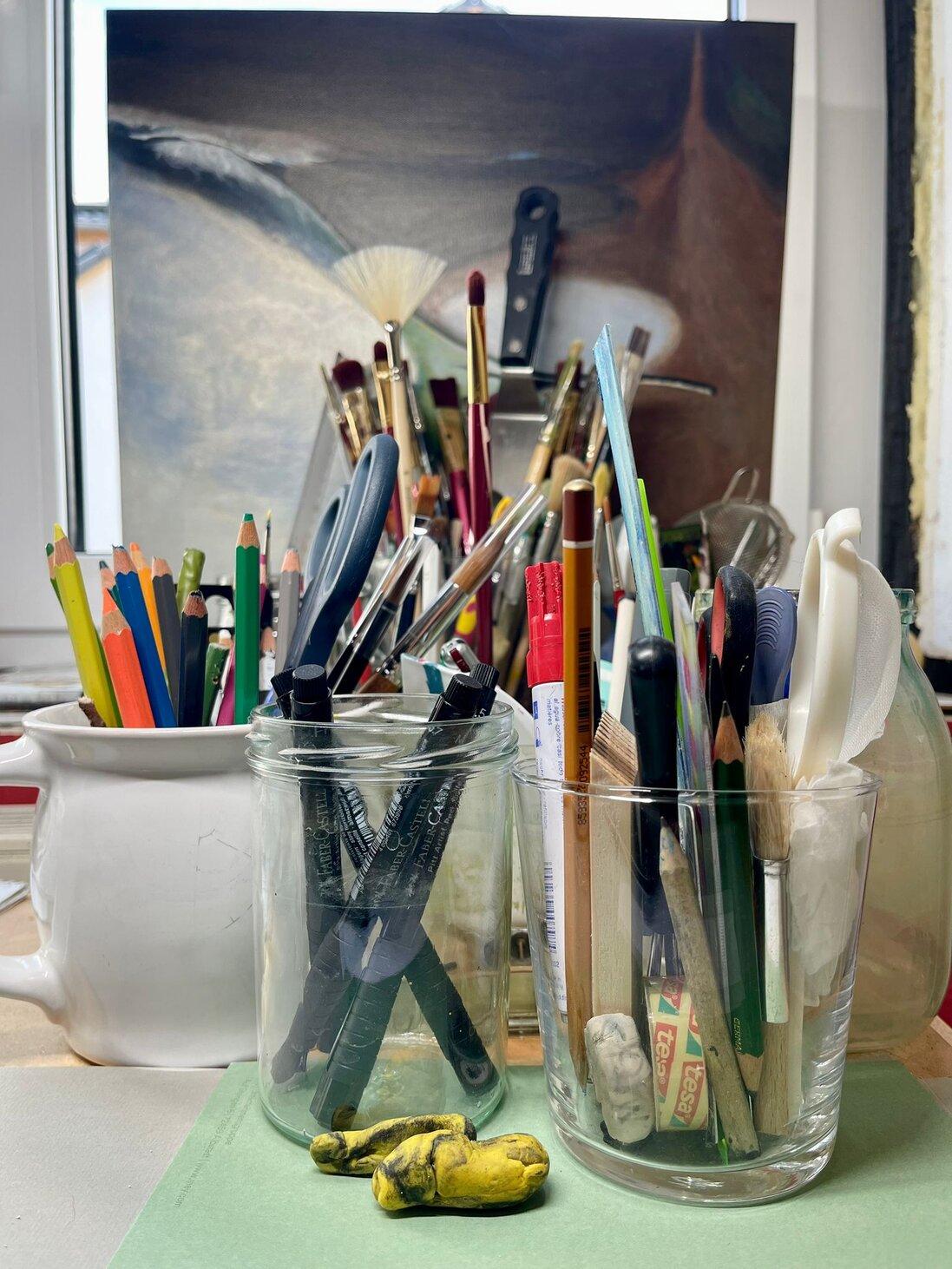 Wand mit mehreren abstrakten Gemälden